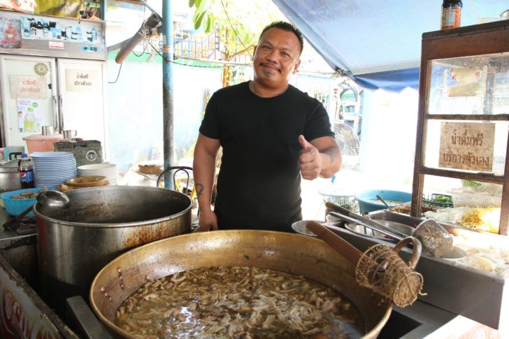 ก๋วยเตี๋ยวเนื้อนายหมีวัดหนามแดง