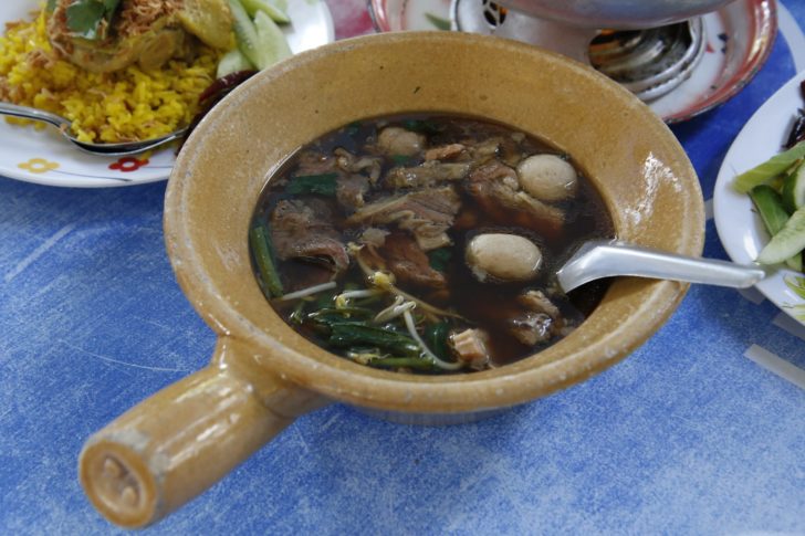 ก๋วยเตี๋ยวเนื้อนายหมีวัดหนามแดง