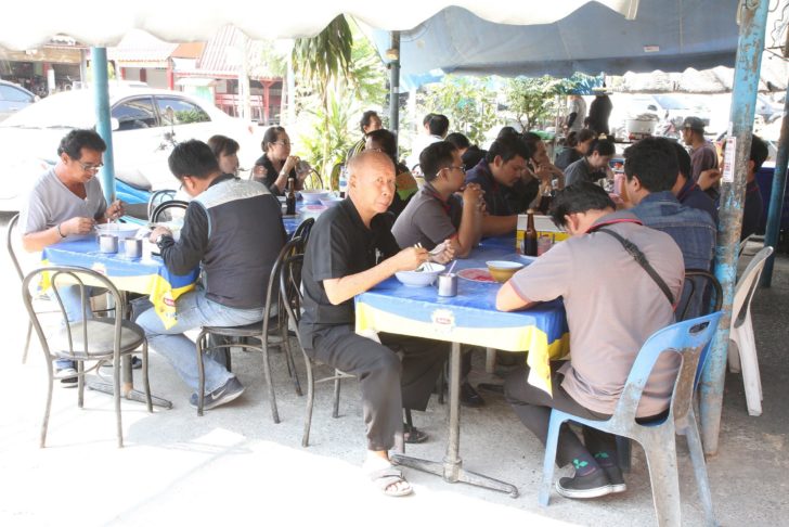 ก๋วยเตี๋ยวเนื้อนายหมีวัดหนามแดง