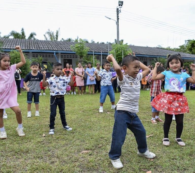 การแสดงของน้องๆ โรงเรียนบ้านหนองปรือ