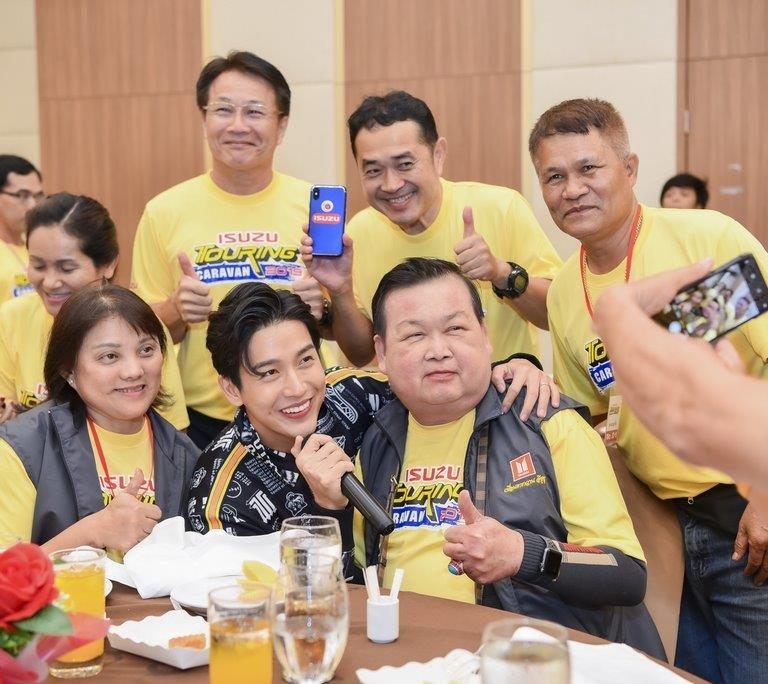 ดีเจพุฒิ ร่วมร้องเพลง