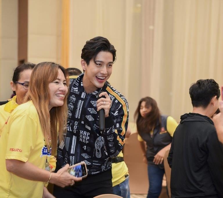 ดีเจพุฒิ ร่วมเซลฟี่