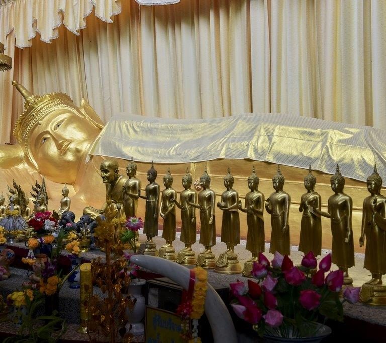 พระพุทธรูปปางปรินิพพานทรงเทริดมโนราห์