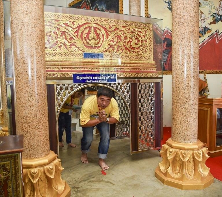 ลอดโลงแก้วบรรจุสรีระสังขารพ่อท่านคล้าย