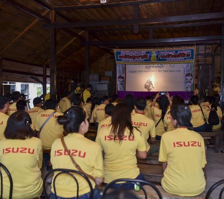 สมาชิกชมการแสดงหนังตะลุง