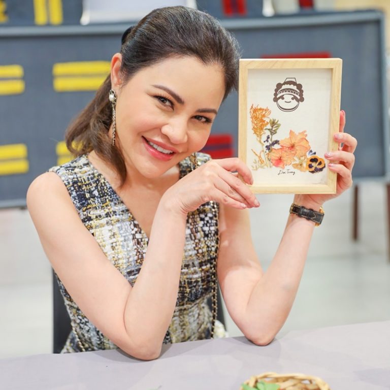 11.คุณแบงค์-กัลยรัตน์ ร่วมเวิร์คช็อป ทำโปสการ์ดด้วยดอกไม้แห้ง