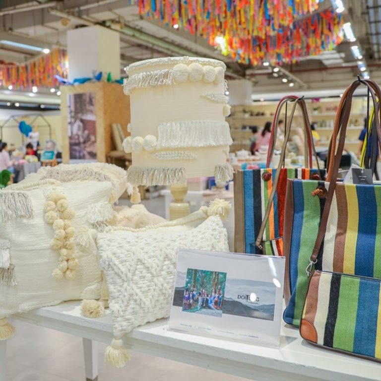 16.กระเป๋า-โคมไฟ คอลเลกชัน ดอยตุง แอนด์ เฟรนด์ส