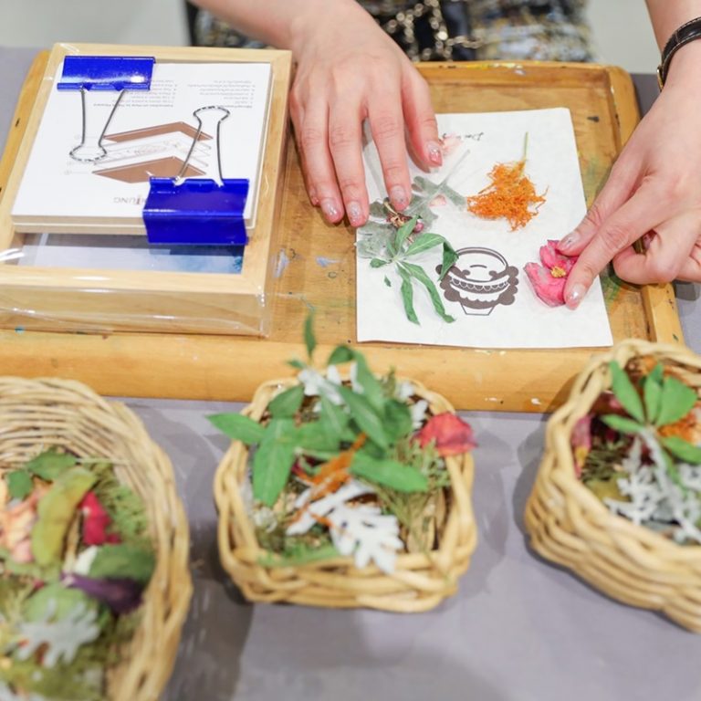 31.เวิร์คช็อป ทำโปสการ์ดด้วยดอกไม้แห้ง