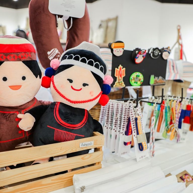 33.มุมจำหน่ายของที่ระลึกจากงาน สีสันแห่งดอยตุง ครั้งที่ 6