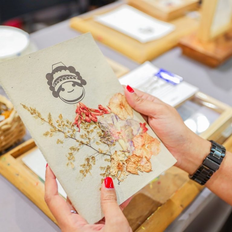 46..ทำโปสการ์ดด้วยดอกไม้แห้ง