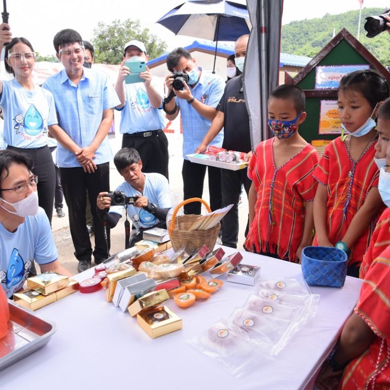 03. ร่วมชมการสาธิต และเลือกซื้อผลิตภัณฑ์ท้องถิ่น