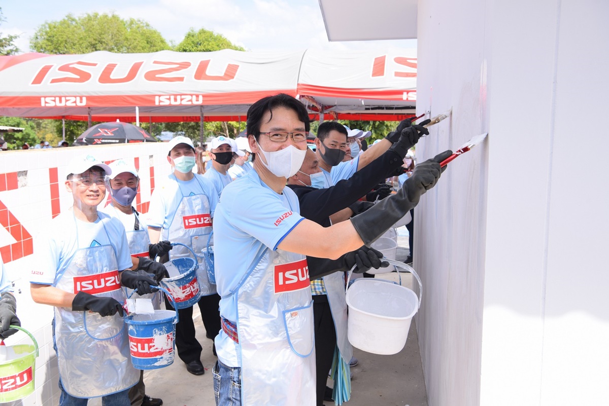 04. ผู้บริหารจากกลุ่มอีซูซุ ผู้จำหน่ายอีซูซุ และผู้แทนจากกระทรวงฯ ร่วมทาสีอาคารน้ำดื่ม