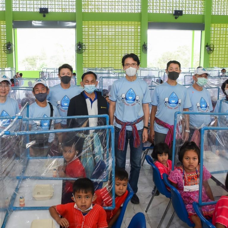 08. ร่วมเลี้ยงอาหารกลางวันเด็กนักเรียน