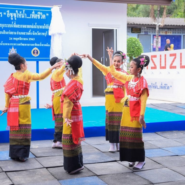 17. การแสดงพิเศษจากนักเรียน