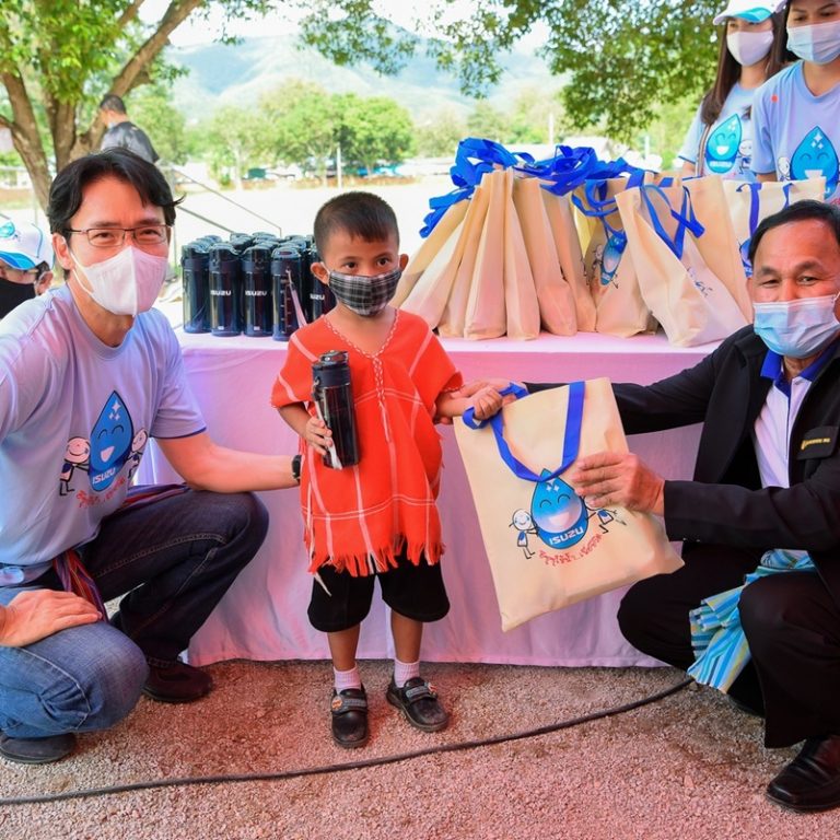 18. ร่วมบริจาคสิ่งของให้แก่เด็กนักเรียน