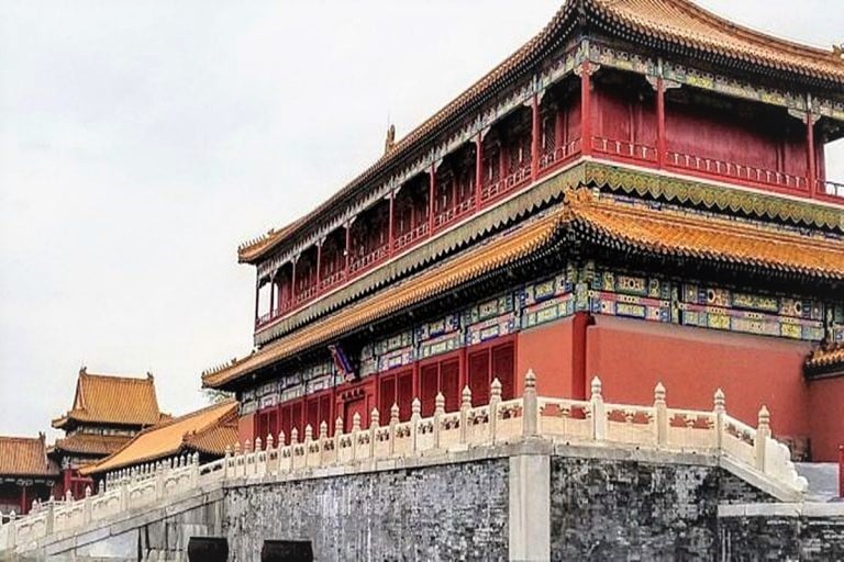 แม้จะได้รับอิทธิพลจากพระราชวังต้องห้ามของจีน แต่งานสถาปัตยกรรมรวมถึงรูปทรงอาคารบางอย่างไม่พบมาก่อนในปักกิ่ง แต่พบในจีนตอนใต้ คือการใช้กระเบื้องตัดมาประดับเป็นรูปต่างๆ บนหลังคา รวมถึงลักษณะของหลังคาที่โค้งงอนอย่างมาก