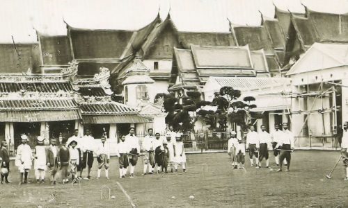 รัชกาลที่ 5 ทรงเริ่มมีการเล่นกอล์ฟกัน ณ ท้องสนามหลวง เป็นสนามชั่วคราว