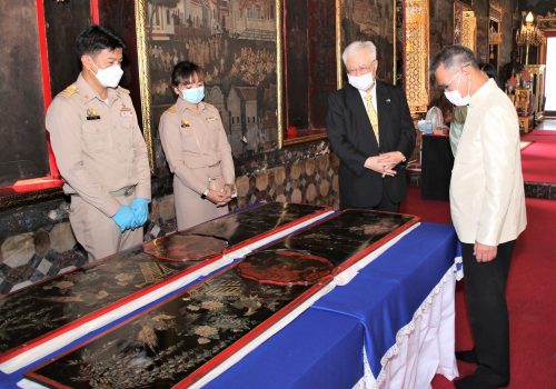 นายกิตติพันธ์ พานสุวรรณ อธิบดีกรมศิลปากร พร้อมด้วย Mr.Shigeki Kobayashi ที่ปรึกษาสถานเอกอัครราชทูตญี่ปุ่นประจำประเทศไทย ร่วมชมบานประดับมุกหลังซ่อมแซมเสร็จแล้ว
