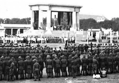 สมรภูมิ "ทุ่งบางเขน" ในเหตุการณ์ปราบ "กบฏบวรเดช" เมื่อวันที่ 11 ตุลาคม 2476 ที่มาของอนุสาวรีย์พิทักษ์รัฐธรรมนูญ บริเวณวงเวียนหลักสี่ ที่ปัจจุบันถูกรื้อถอนหายไปหมดแล้ว