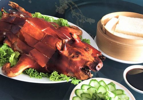 หมูหัน หนังกร๊อบกรอบทอดในแบบไร้มัน ห่อด้วยแป้งโฮมเมด ราดน้ำจิ้มสูตรเด็ดของทางร้าน กัดกร๊วมให้ความรู้สึกฉ่ำอร่อยลิ้น