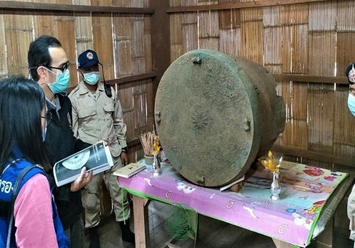 กลองมโหระทึกชิ้นนี้กำหนดอายุได้ราว 2,000 ปีมาแล้ว