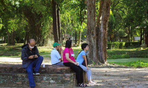 บริเวณของวัดพระพายหลวง ร่มรื่นด้วยเงาไม้ ฟังเรื่องเล่าแบบชิลๆ