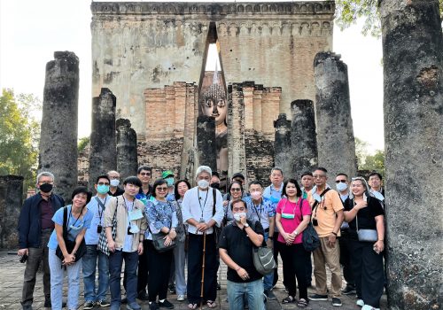 พร้อมหน้าพร้อมตาที่วัดศรีชุม จังหวัดสุโขทัย