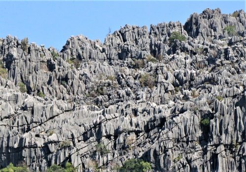 ยอดเขาหินปูนอายุกว่า 300 ล้านปี มีถ้ำมากมายขึ้นชื่อเรื่องความสวยงาม